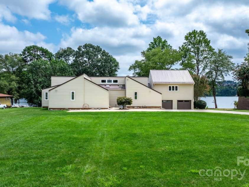 748 Moretz Court, Hickory, NC 28601.  MLS# CAR4291848, YatesRealty ID 35250. 
