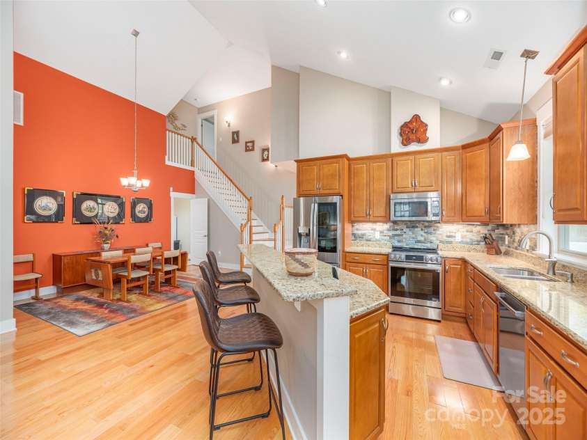 10 Holland Mountain View, Asheville, NC 28804.  MLS# CAR4290866, YatesRealty ID 35253. 