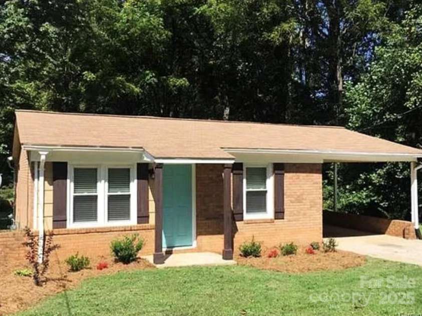 816 Alexander Street, Statesville, NC 28677.  MLS# CAR4292064, YatesRealty ID 35254. 
