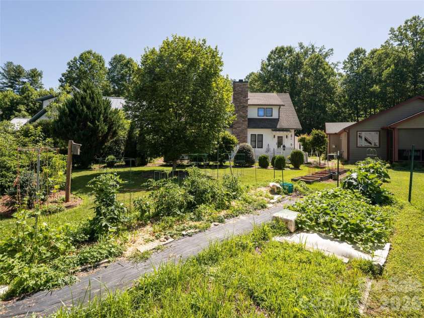 51 Verde Drive, Asheville, NC 28806.  MLS# CAR4400901, YatesRealty ID 35255. Community gardens