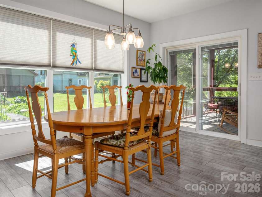 51 Verde Drive, Asheville, NC 28806.  MLS# CAR4400901, YatesRealty ID 35255. Dining area overlooking green space
