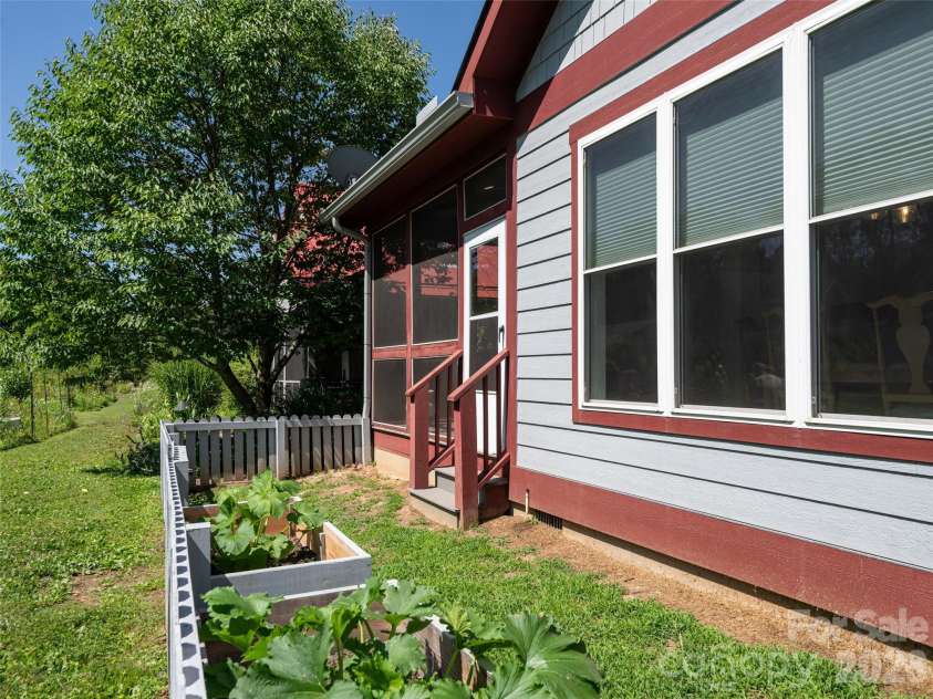 51 Verde Drive, Asheville, NC 28806.  MLS# CAR4400901, YatesRealty ID 35255. Small fenced dog run