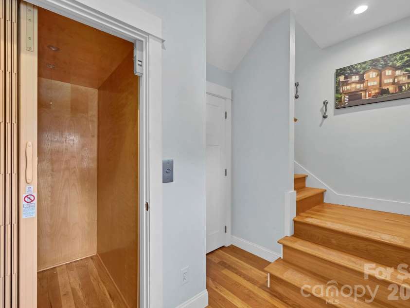 406 Kessler Place, Asheville, NC 28804.  MLS# CAR4398574, YatesRealty ID 35257. 