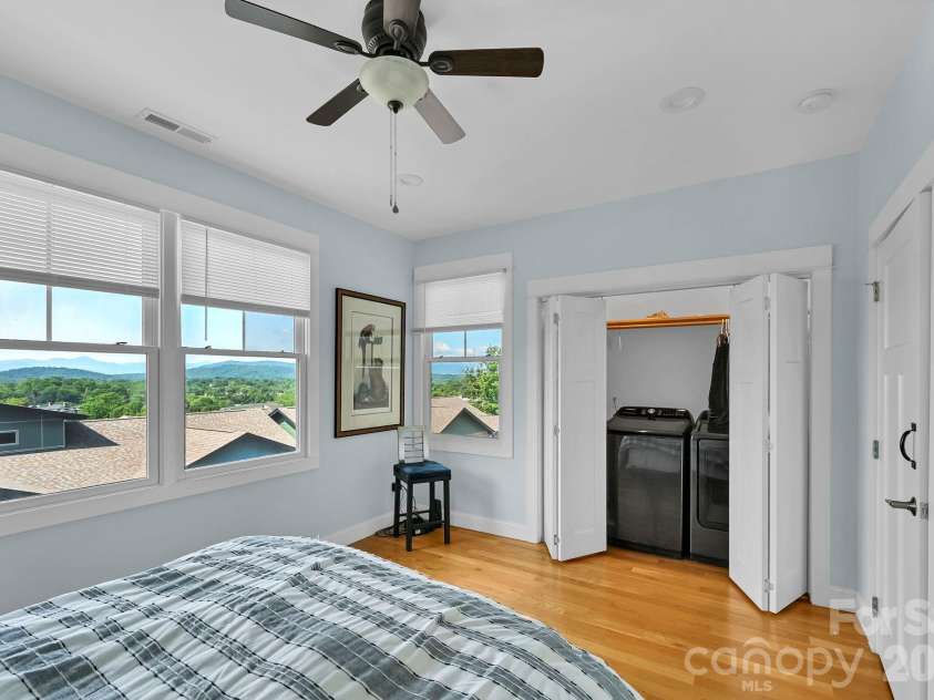 406 Kessler Place, Asheville, NC 28804.  MLS# CAR4398574, YatesRealty ID 35257. 