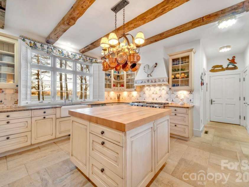 138 Indian Trace, Lake Toxaway, NC 28747.  MLS# CAR4361067, YatesRealty ID 35260. 
