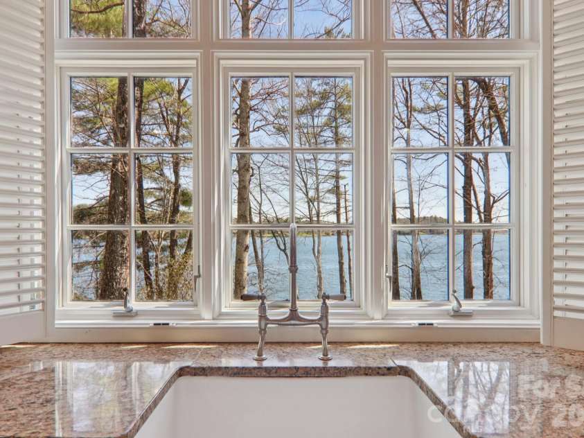 138 Indian Trace, Lake Toxaway, NC 28747.  MLS# CAR4361067, YatesRealty ID 35260. 