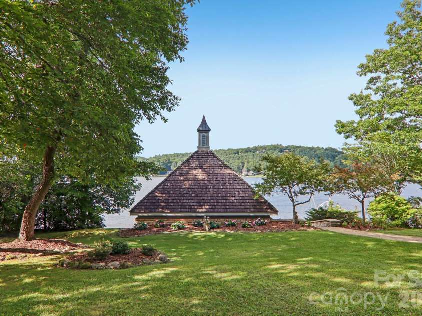 138 Indian Trace, Lake Toxaway, NC 28747.  MLS# CAR4361067, YatesRealty ID 35260. 