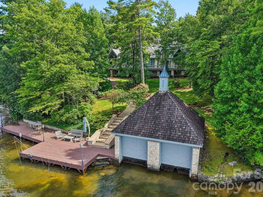 138 Indian Trace, Lake Toxaway, NC 28747.  MLS# CAR4361067, YatesRealty ID 35260. 