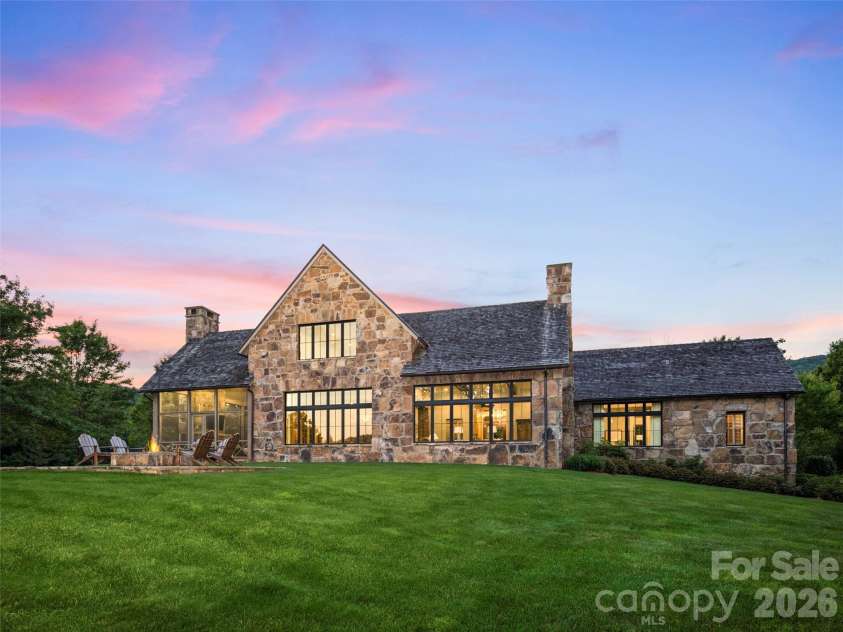 332 Walnut Valley Parkway, Arden, NC 28704.  MLS# CAR4396181, YatesRealty ID 35261. 
