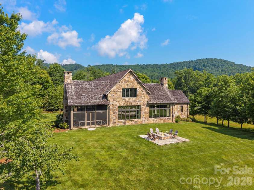 332 Walnut Valley Parkway, Arden, NC 28704.  MLS# CAR4396181, YatesRealty ID 35261. 