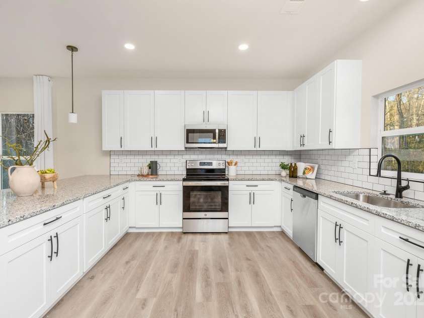 804 Plaza Walk Drive, Charlotte, NC 28215.  MLS# CAR4286683, YatesRealty ID 35261. 