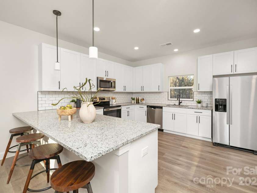 804 Plaza Walk Drive, Charlotte, NC 28215.  MLS# CAR4286683, YatesRealty ID 35261. 