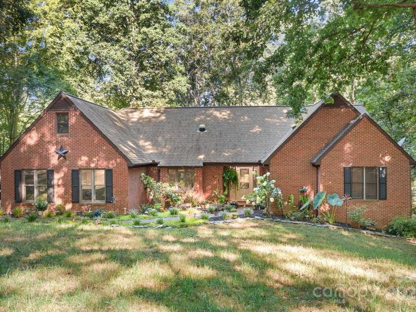 408 Florence Circle, Statesville, NC 28625.  MLS# CAR4287640, YatesRealty ID 35263. 