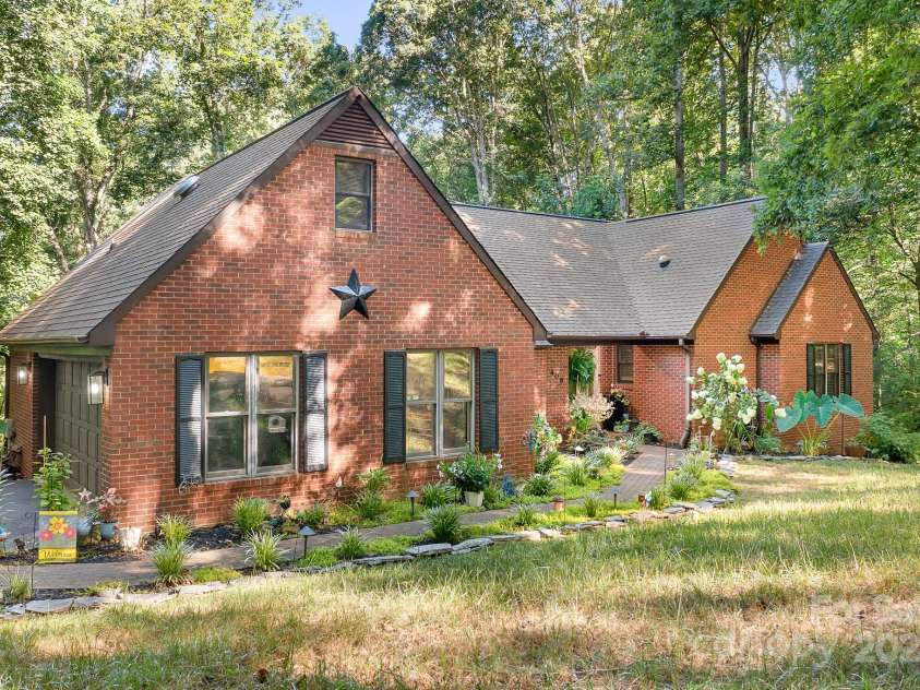 408 Florence Circle, Statesville, NC 28625.  MLS# CAR4287640, YatesRealty ID 35263. 