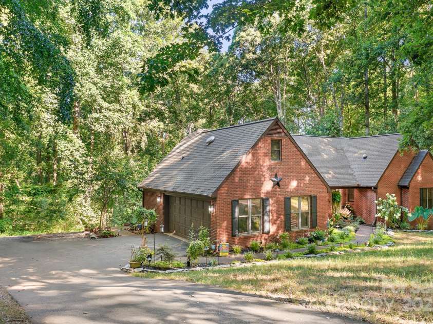408 Florence Circle, Statesville, NC 28625.  MLS# CAR4287640, YatesRealty ID 35263. 