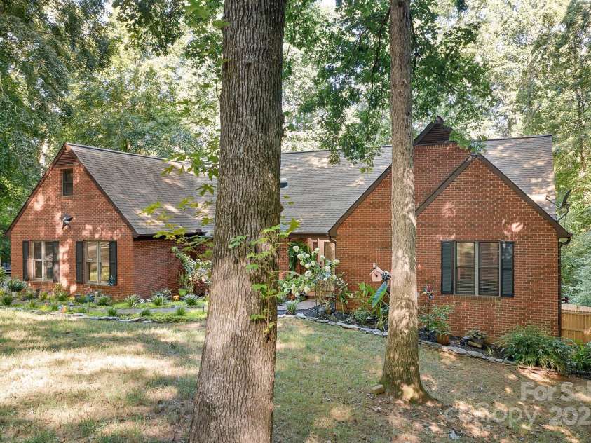 408 Florence Circle, Statesville, NC 28625.  MLS# CAR4287640, YatesRealty ID 35263. 