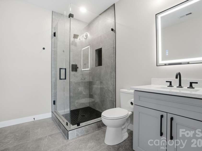 5225 Glenwalk Drive, Charlotte, NC 28269.  MLS# CAR4381104, YatesRealty ID 35264. Basement full bath
