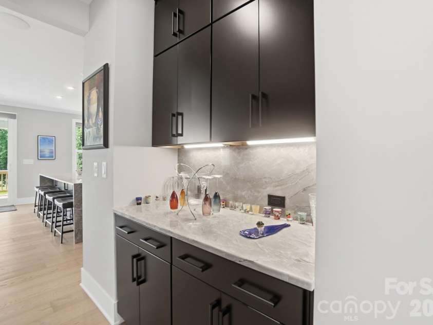 5225 Glenwalk Drive, Charlotte, NC 28269.  MLS# CAR4381104, YatesRealty ID 35264. Butler's Pantry for entertaining