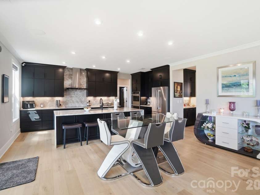5225 Glenwalk Drive, Charlotte, NC 28269.  MLS# CAR4381104, YatesRealty ID 35264. Eat-In Kitchen
