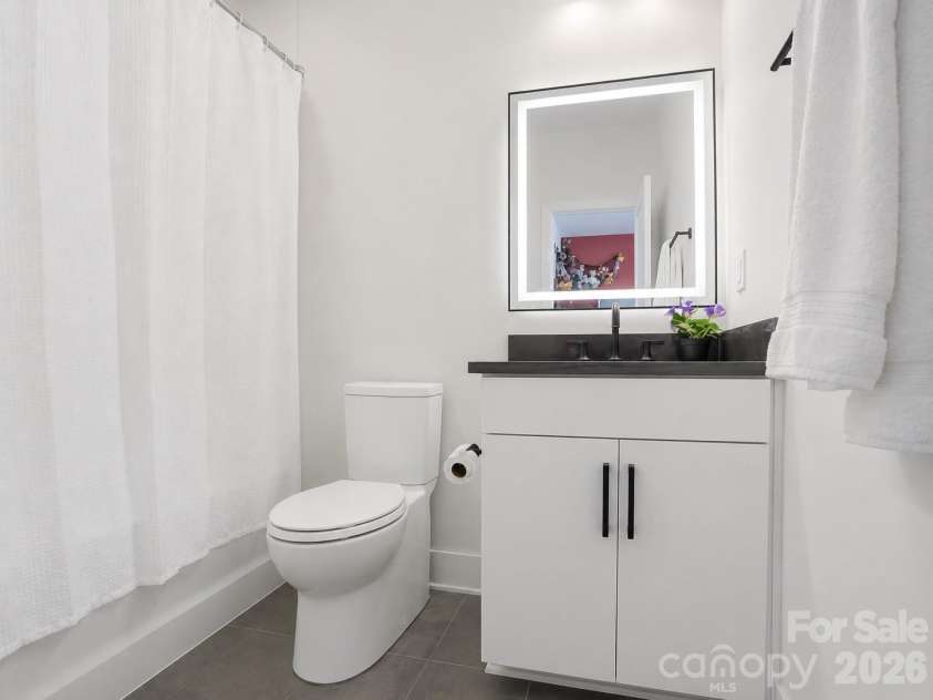 5225 Glenwalk Drive, Charlotte, NC 28269.  MLS# CAR4381104, YatesRealty ID 35264. En suite full bath