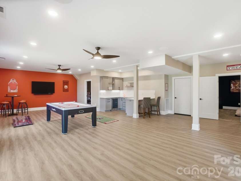 5225 Glenwalk Drive, Charlotte, NC 28269.  MLS# CAR4381104, YatesRealty ID 35264. Fully Finished Basement with Game Room and Kitchenette