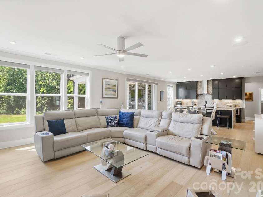 5225 Glenwalk Drive, Charlotte, NC 28269.  MLS# CAR4381104, YatesRealty ID 35264. Great Room
