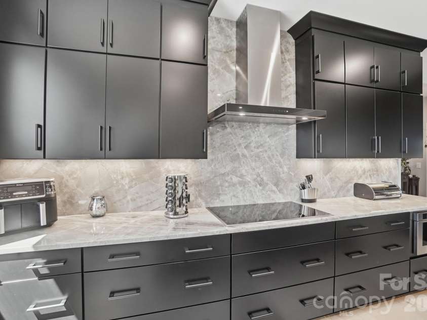 5225 Glenwalk Drive, Charlotte, NC 28269.  MLS# CAR4381104, YatesRealty ID 35264. Induction cooktop and undercabinet lighting