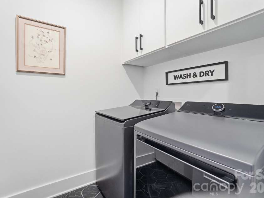 5225 Glenwalk Drive, Charlotte, NC 28269.  MLS# CAR4381104, YatesRealty ID 35264. Laundry room
