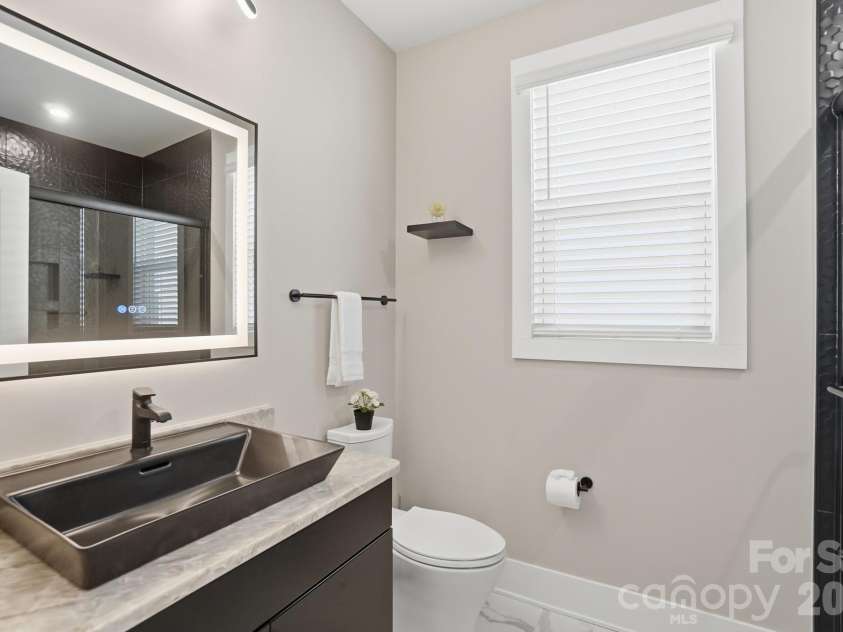 5225 Glenwalk Drive, Charlotte, NC 28269.  MLS# CAR4381104, YatesRealty ID 35264. Main level full bath