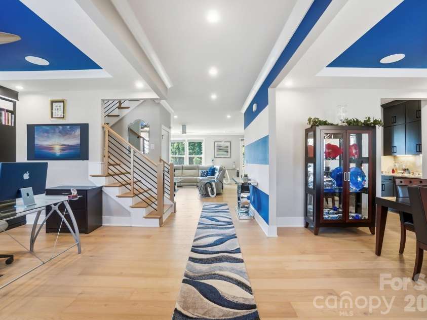 5225 Glenwalk Drive, Charlotte, NC 28269.  MLS# CAR4381104, YatesRealty ID 35264. Open Foyer
