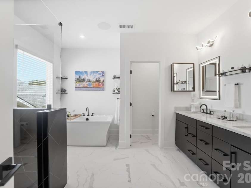 5225 Glenwalk Drive, Charlotte, NC 28269.  MLS# CAR4381104, YatesRealty ID 35264. Primary bath with LED mirrors
