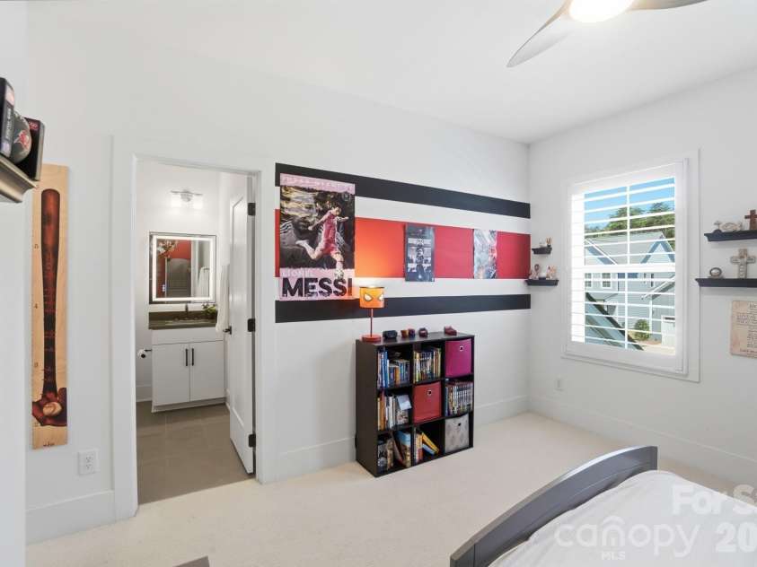 5225 Glenwalk Drive, Charlotte, NC 28269.  MLS# CAR4381104, YatesRealty ID 35264. Roomy bedroom with a closet organizer
