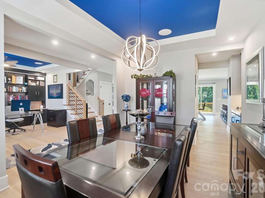 5225 Glenwalk Drive, Charlotte, NC 28269.  MLS# CAR4381104, YatesRealty ID 35264. Spacious Dining Room