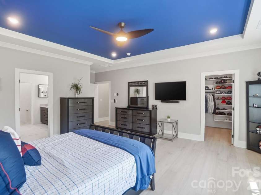5225 Glenwalk Drive, Charlotte, NC 28269.  MLS# CAR4381104, YatesRealty ID 35264. Tray ceiling and lots of natural light