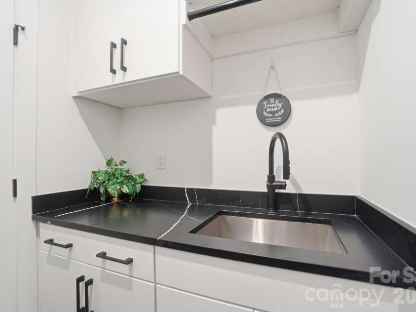 5225 Glenwalk Drive, Charlotte, NC 28269.  MLS# CAR4381104, YatesRealty ID 35264. Upper and lower cabinets with sink and hanging bar