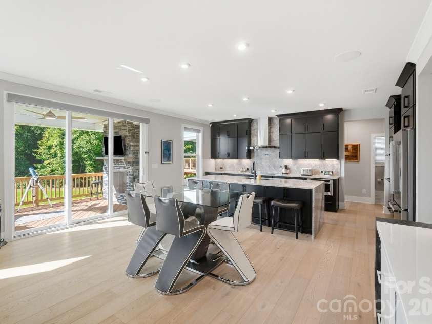 5225 Glenwalk Drive, Charlotte, NC 28269.  MLS# CAR4413191, YatesRealty ID 35264. Breakfast Area