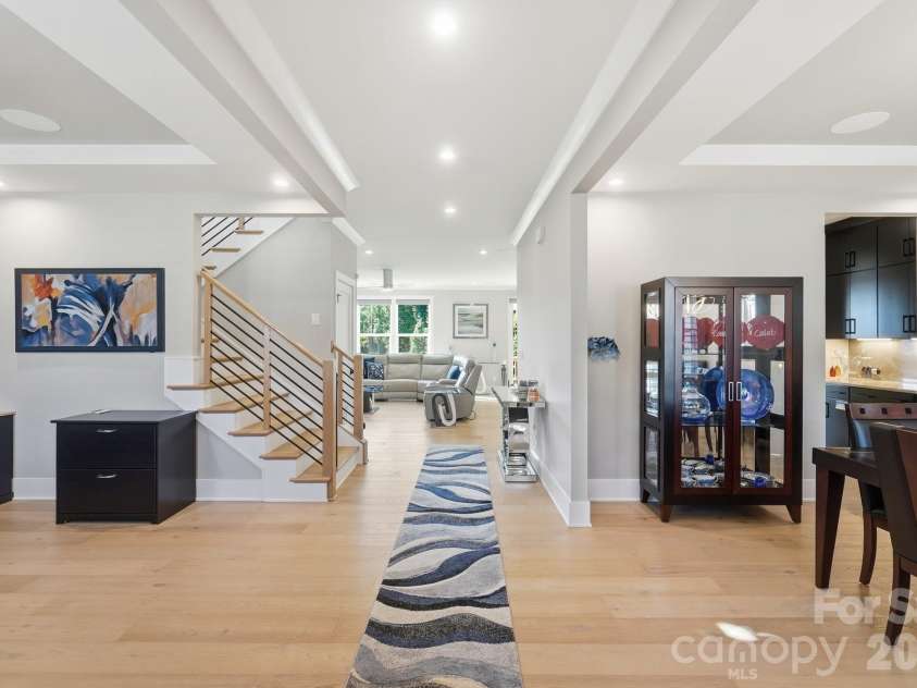 5225 Glenwalk Drive, Charlotte, NC 28269.  MLS# CAR4413191, YatesRealty ID 35264. Entryway
