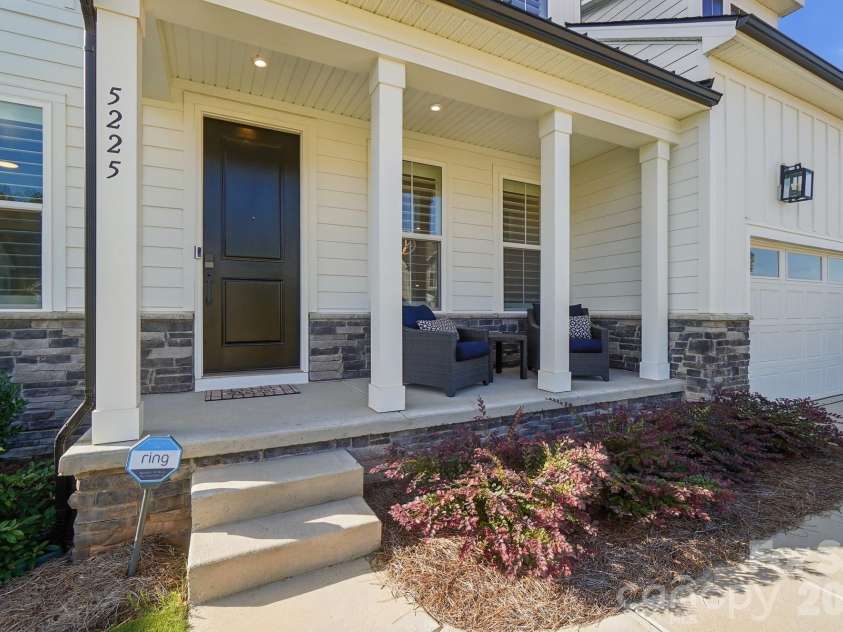 5225 Glenwalk Drive, Charlotte, NC 28269.  MLS# CAR4413191, YatesRealty ID 35264. Front Covered Porch