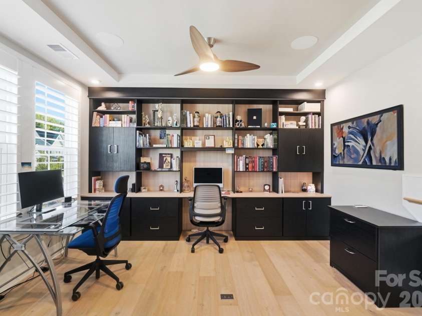 5225 Glenwalk Drive, Charlotte, NC 28269.  MLS# CAR4413191, YatesRealty ID 35264. Office with Built-Ins