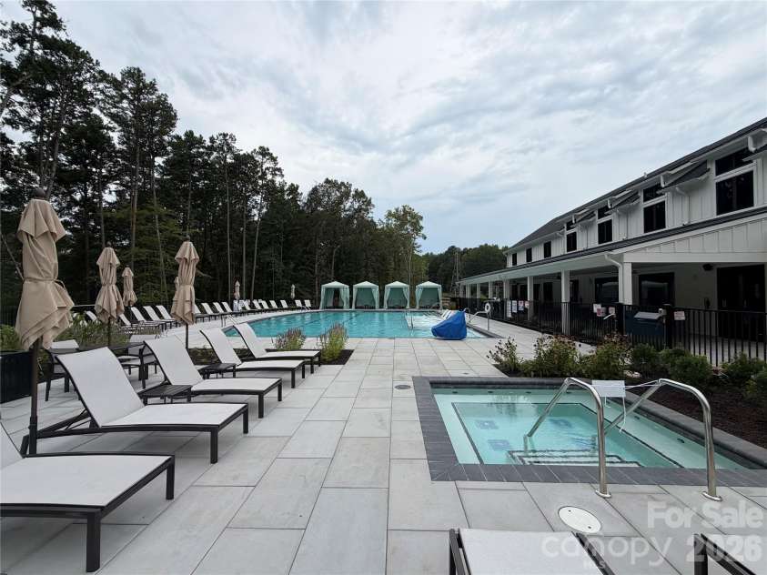 5225 Glenwalk Drive, Charlotte, NC 28269.  MLS# CAR4413191, YatesRealty ID 35264. Outdoor Pool