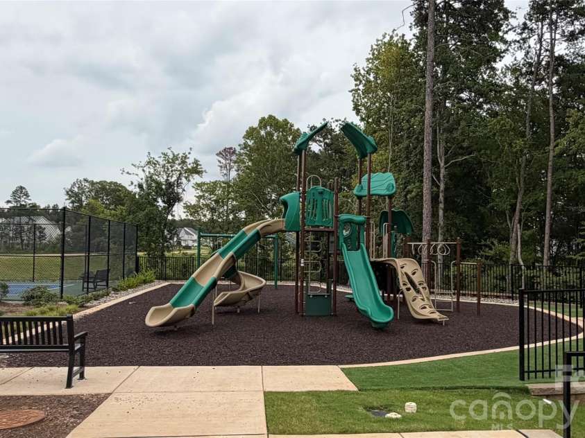 5225 Glenwalk Drive, Charlotte, NC 28269.  MLS# CAR4413191, YatesRealty ID 35264. Playground