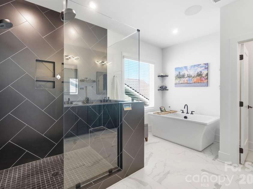 5225 Glenwalk Drive, Charlotte, NC 28269.  MLS# CAR4413191, YatesRealty ID 35264. Primary/Master Bath