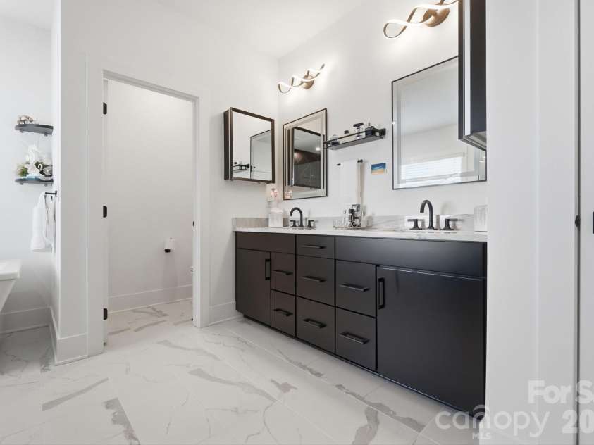 5225 Glenwalk Drive, Charlotte, NC 28269.  MLS# CAR4413191, YatesRealty ID 35264. Primary/Master Bath