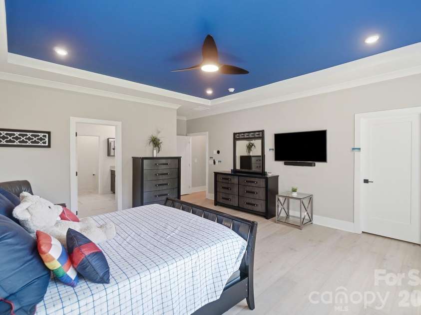 5225 Glenwalk Drive, Charlotte, NC 28269.  MLS# CAR4413191, YatesRealty ID 35264. Primary/Master BR