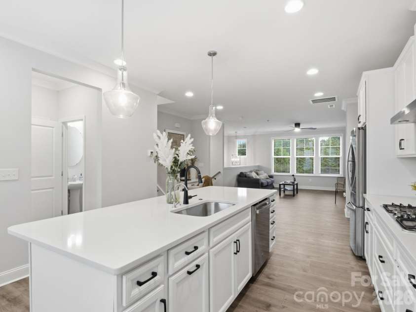 14010 Loyola Ridge Drive, Charlotte, NC 28277.  MLS# CAR4385218, YatesRealty ID 35265. Huge Kitchen Island