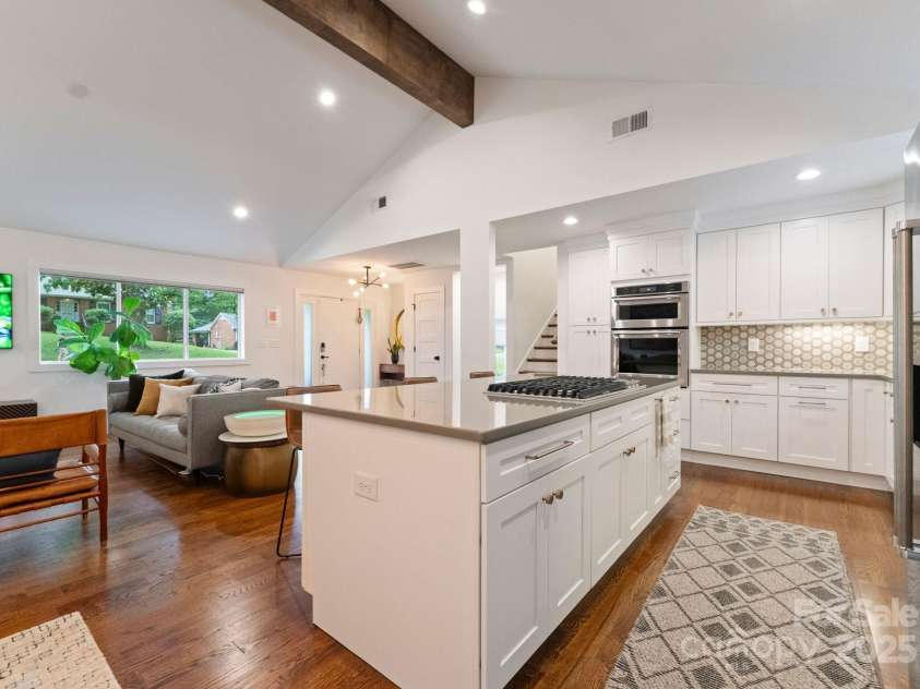 6527 Burlwood Road, Charlotte, NC 28211.  MLS# CAR4286248, YatesRealty ID 35265. 