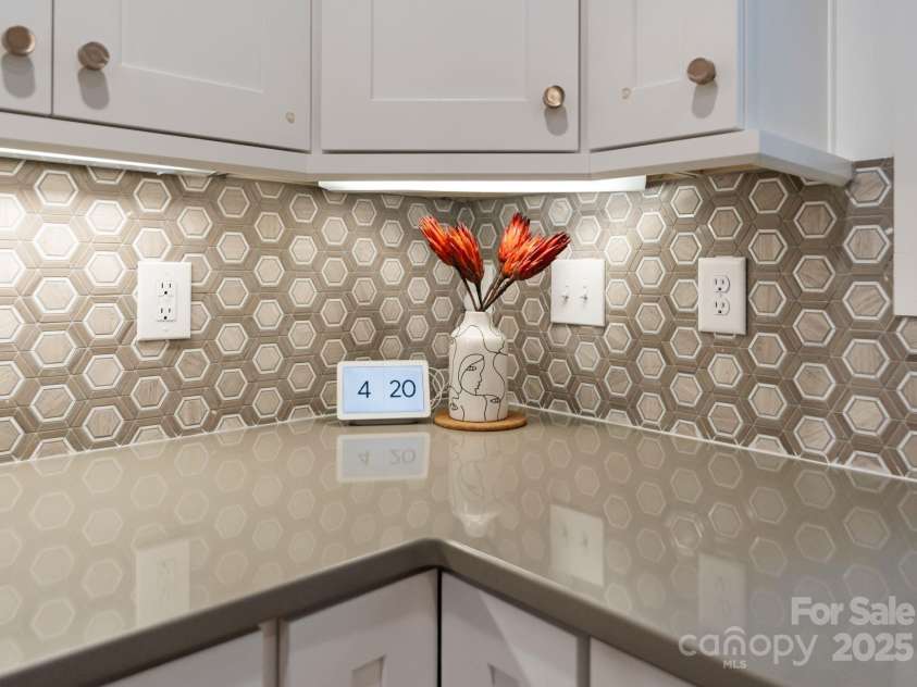 6527 Burlwood Road, Charlotte, NC 28211.  MLS# CAR4286248, YatesRealty ID 35265. 