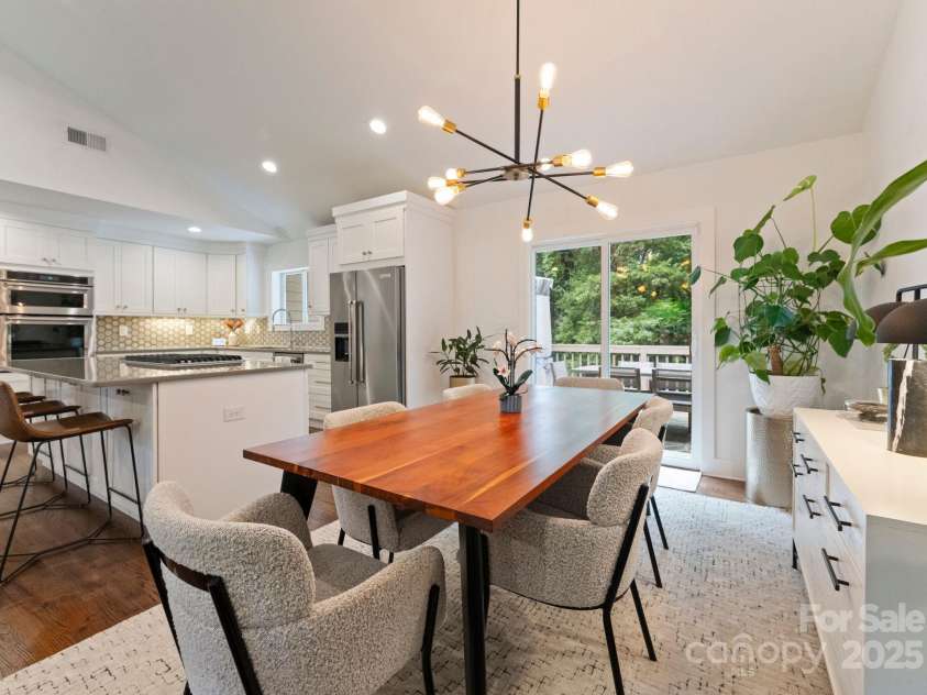 6527 Burlwood Road, Charlotte, NC 28211.  MLS# CAR4286248, YatesRealty ID 35265. Dinning area