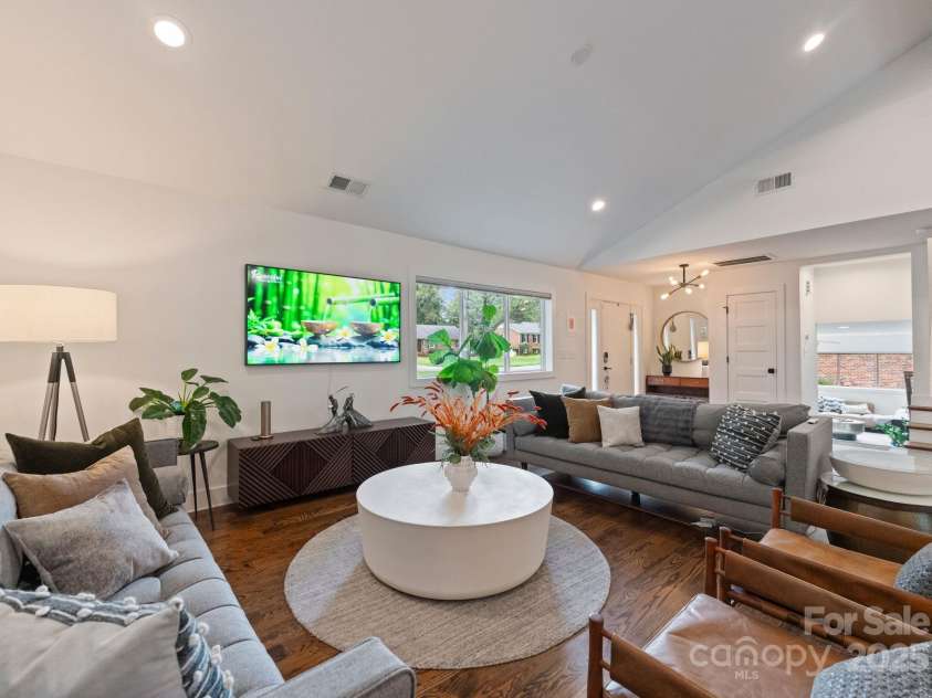 6527 Burlwood Road, Charlotte, NC 28211.  MLS# CAR4286248, YatesRealty ID 35265. Living Room