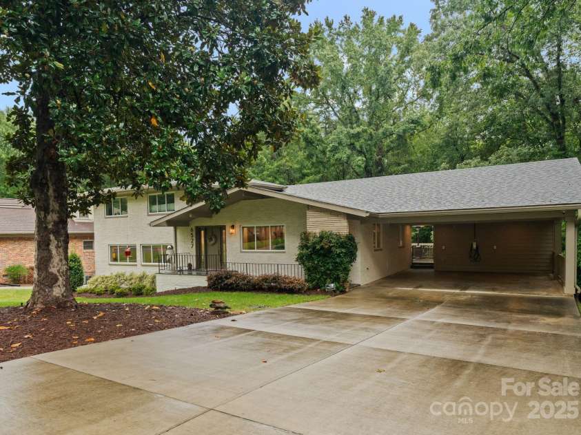 6527 Burlwood Road, Charlotte, NC 28211.  MLS# CAR4286248, YatesRealty ID 35265. Long driveway